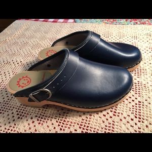 Authentic Hanna Andersson Clogs •Navy Blue• Nice!